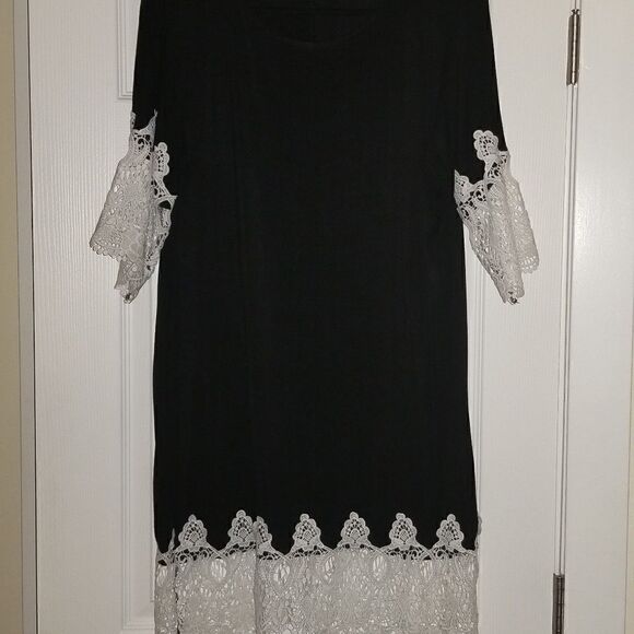 Losorn Zpy | Black & White Lace Dress - Picture 4 of 5